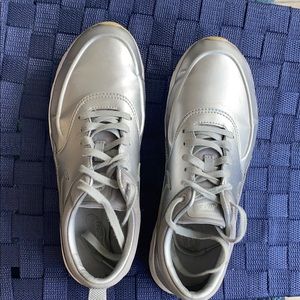 Nike shoes 7.5 us size good conditions color